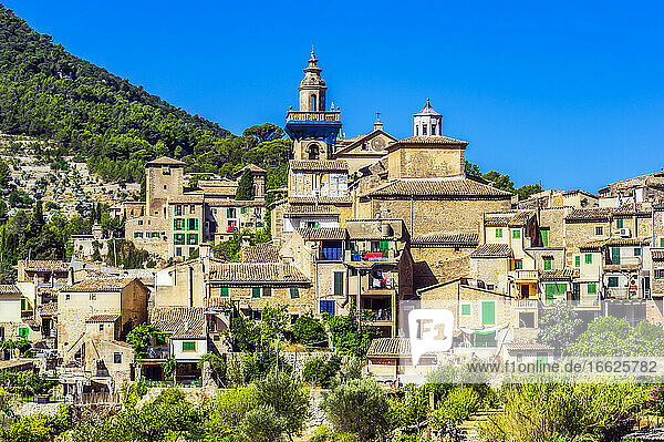 Gebäude gegen klaren blauen Himmel an einem sonnigen Tag in Valldemossa  Mallorca  Spanien  Europa