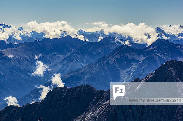 Österreich  Tirol  Blick auf Wolken  die über den Gipfeln des Wettersteingebirges schweben