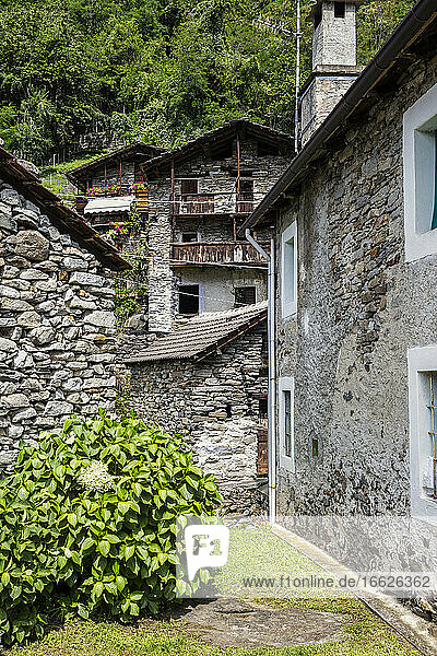 Italien  Provinz Sondrio  Borgonuovo  Steinhäuser in ländlichem Dorf