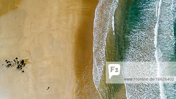 Luftaufnahme vom Rand des Sandstrandes an der Küste