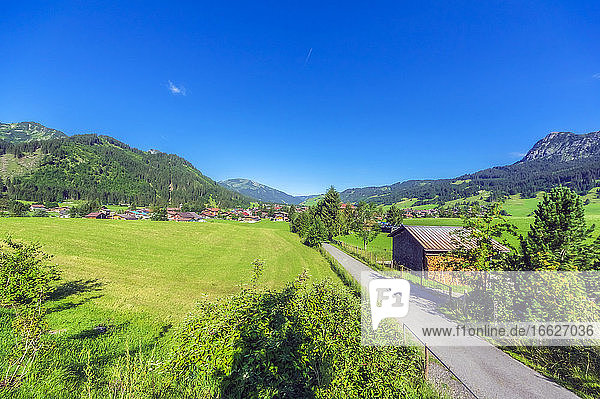 Österreich  Tirol  Landstraße zu einem Dorf im Tannheimer Tal