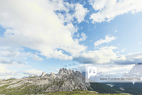 Idyllische Aufnahme der felsigen Berge von den Sextner Dolomiten aus gesehen  Dolomiten  Südtirol  Italien