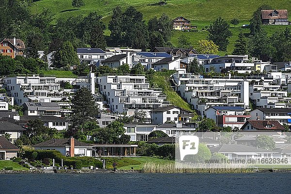 Überbauung Wohnsiedlung mit Seeanstoß Vierwaldstättersee  Küssnacht am Rigi  Schweiz  Europa