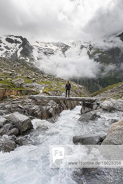 Berglandschaft bei Nebel  Wanderer nahe Furtschaglhaus  Berliner Höhenweg  Zillertaler Alpen  Zillertal  Tirol  Österreich  Europa