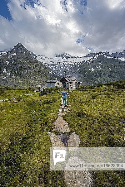 Wanderin auf dem Weg zur Berliner Hütte am Berliner Höhenweg  Berggipfel Steinmandl  Gletscher Waxeggkees und Hornkees  Zillertaler Alpen  Zillertal  Tirol  Österreich  Europa