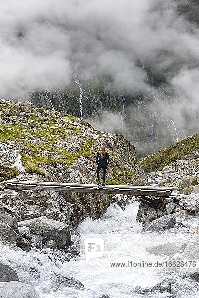 Berglandschaft bei Nebel  Wanderer auf Brücke nahe Furtschaglhaus  Berliner Höhenweg  Zillertaler Alpen  Zillertal  Tirol  Österreich  Europa