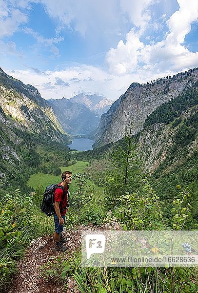 Wanderer auf dem Röthsteig  Ausblick auf den Obersee und Königssee  hinten Watzmann  Nationalpark Berchtesgaden  Oberbayern  Bayern  Deutschland  Europa