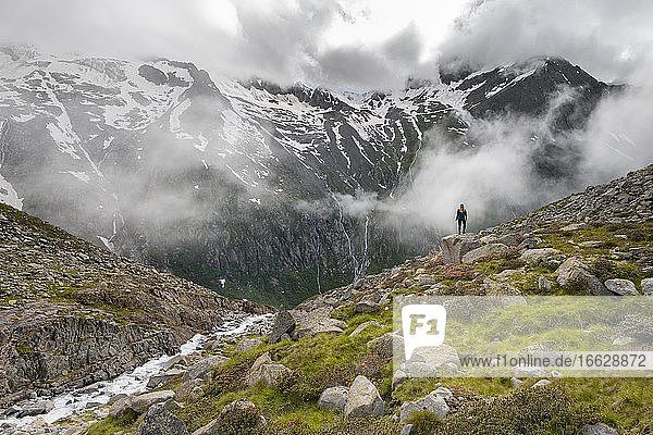 Berglandschaft bei Nebel  Wanderer nahe Furtschaglhaus  Berliner Höhenweg  Zillertaler Alpen  Zillertal  Tirol  Österreich  Europa