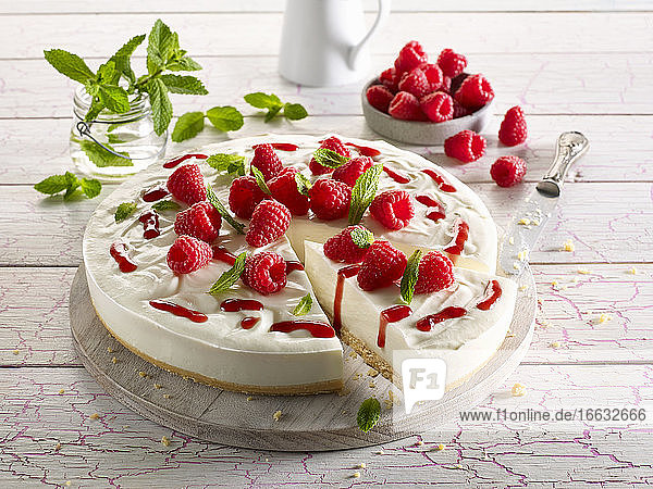 Low-carb cream cheese cake with raspberries