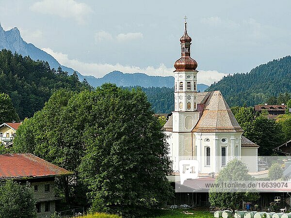 Kirche Sankt Michael. Dorf Sachrang im Chiemgau in den bayerischen Alpen. Europa  Deutschland  Bayern.