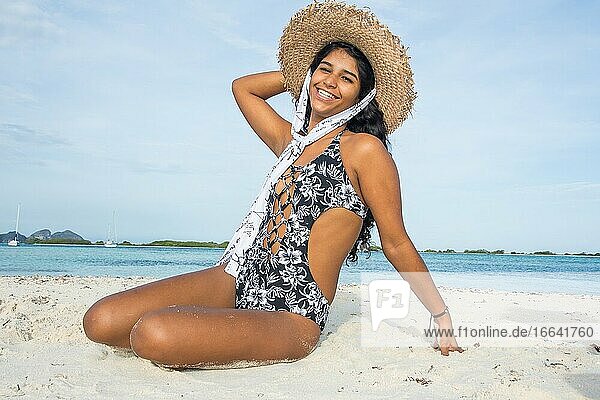 Eine Frau afrikanischer Abstammung genießt einen sonnigen Tag am Strand von Los Roques in Venezuela