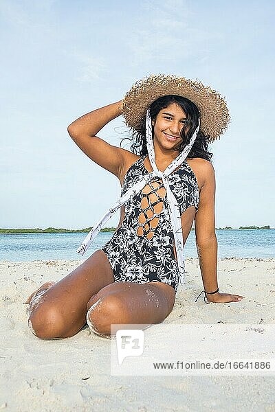 Eine hispanische Frau genießt einen sonnigen Tag am Strand von Los Roques in Venezuela