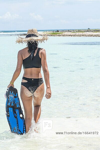 Strandurlaub Schnorchel Mädchen Schnorcheln mit Maske und Flossen. Bikini Frau entspannt im Sommer tropischen Urlaub tun Schnorcheln Aktivität mit Schnorchel tuba und Flossen Sonne bräunen. Karibik Ziel.