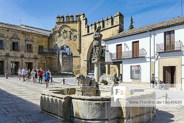 Fuente de los Leones oder Löwenbrunnen auf der Plaza del Populo, Baeza,  Provinz Jaen, Andalusien, Spanien. Das ornamentale Stadttor im Hintergrund  ist die Puerta de Jaen aus dem Jahr 1526. Baeza ist