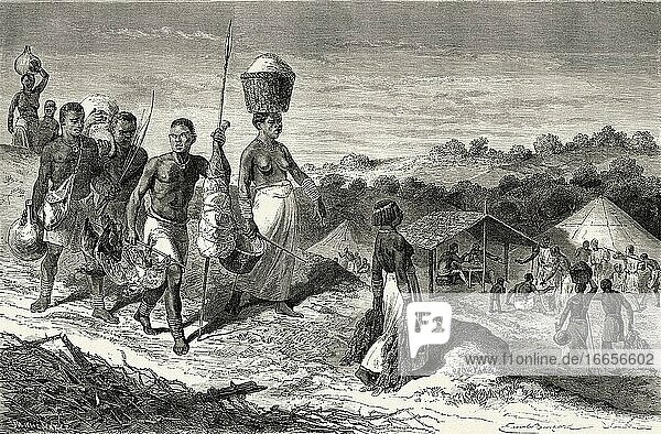 Afrikanischer Eingeborener  der Lebensmittelvorräte in einem Dorf trägt  Tansania  Afrika. Alter Stich aus dem XIX. Jahrhundert aus Le Tour du Monde 1864.