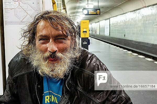 Berlin,  Deutschland. Älterer erwachsener obdachloser Mann im Rollstuhl bettelt um ein paar Krümel Geld in der U-Bahn-Station Schonleinstraße.