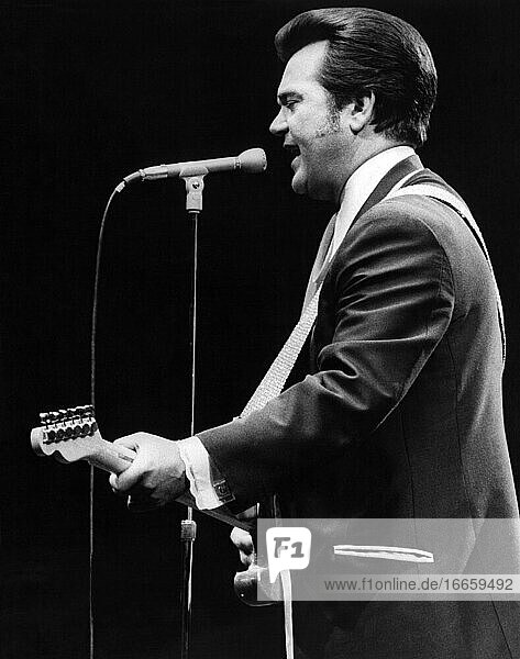 New York  New York  June 3  1972.
Country music star Conway Twitty performing at Madison Square Garden.