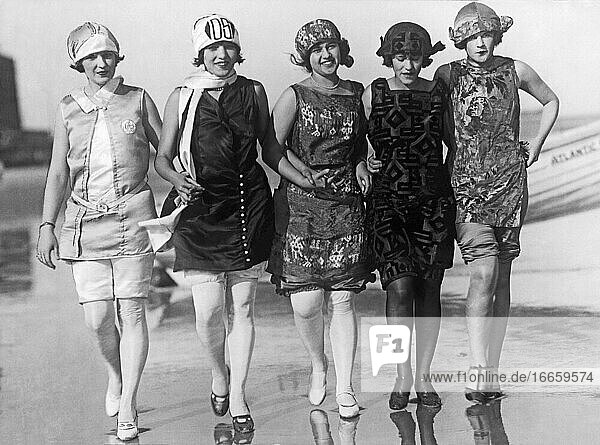 Atlantic City  New Jersey  Juli 1924.
Fünf der Teilnehmerinnen des Miss-America-Wettbewerbs machen einen Strandspaziergang.