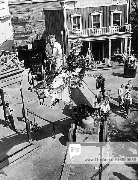 Hollywood  Kalifornien  1958
Die Schauspielerin Shirley Booth reitet auf einem Kameraausleger am Set von Don Hartmans romantischer Komödie The Matchmaker .