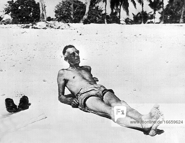 Bikini-Atoll  Marshallinseln  3. Juli 1946
General Joseph Stilwell  Mitglied des Evaluierungsausschusses der Vereinigten Stabschefs  nimmt zwei Tage nach der Atombombenexplosion ein Sonnenbad am Strand der Bikini-Lagune.