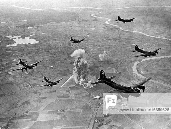 Marienburg  Deutschland  22. Oktober 1943
Rauch steigt von der bombardierten Focke-Wulf-Jägerfabrik auf  als die B-17 Flying Fortresses des US 8th Air Force Bomber Command auf dem Heimweg vom heutigen Malbork  Polen  von ihrem Ziel abdrehen.