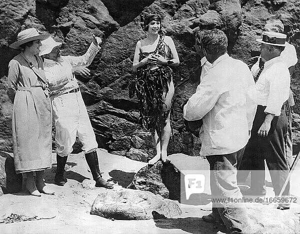 Laguna Beach  Kalifornien: 22. Juli 1921
Miss Olive Ann Alcorn wird von den Künstlern von Laguna Beach zum Schönsten Modell gekürt. Zweiter von links ist der Marinemaler Frank Cuprien  und im Vordergrund steht Karl Yens  ein weiterer bekannter Künstler.