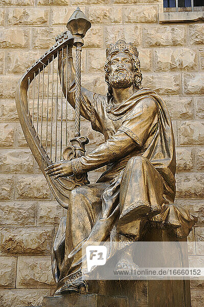 König David von Israel (ca. 1040-970 v. Chr.) spielt auf der Harfe. Die Statue befindet sich in der Nähe des Eingangs zum Grab von König David. Der Berg Zion. Jerusalem. Israel.