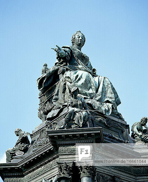 Maria Theresia (1717-1780). Kaiserin des Heiligen Römischen Reiches. Statue des Maria-Theresien-Denkmals. Von dem deutschen Bildhauer Kaspar von Zumbusch  1888. Wien. Österreich.