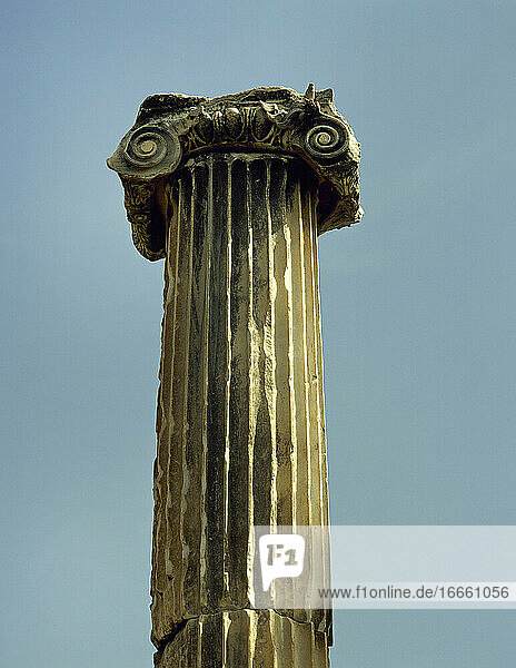 Türkei. Pergamon. Antike griechische Stadt in Aeolis. Ionische Ordnung. Kapitell mit Volute und Säule.