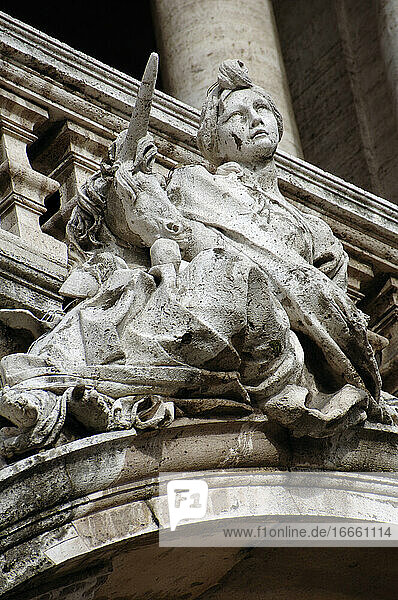 Italien. Rom. Basilika Santa Maria Maggiore. Fassade. Detail. Frau mit Einhorn. Bildhauerei.