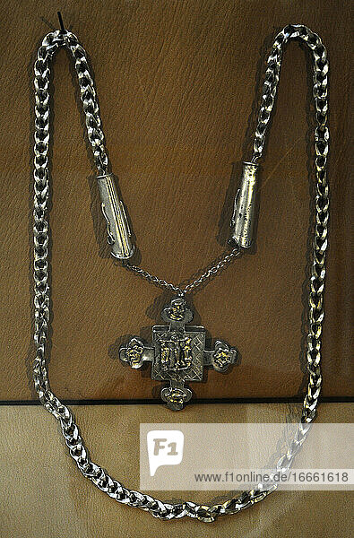 Glaube und Aberglaube. Halskette aus Perlen  Kreuzen und Miniaturwerkzeugen. Historisches Museum. Oslo. Norwegen