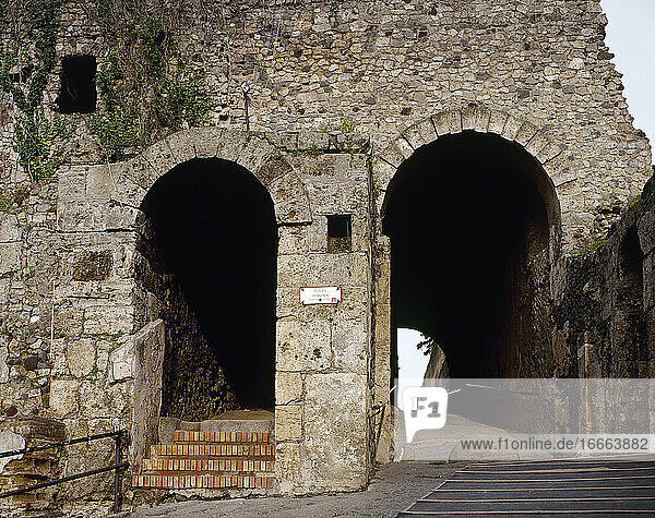 Pompeji. Antike römische Stadt. Porta Marina  bestehend aus einer massiven Galerie mit 2 Durchgängen  einem für Fußgänger und einem für Wagen. Kampanien  Italien.