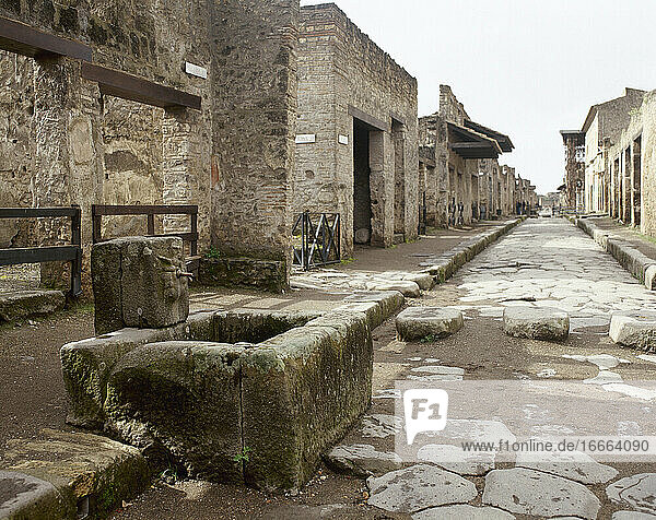 Pompeji. Antike römische Stadt. Springbrunnen und Trittsteinkreuzung. Straße des Überflusses. Italien. Kampanien.