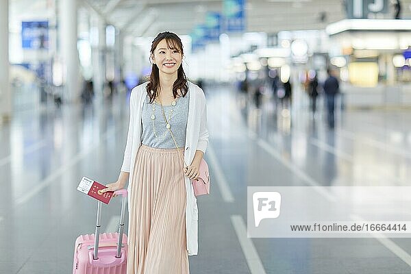 Japanerin auf dem Flughafen