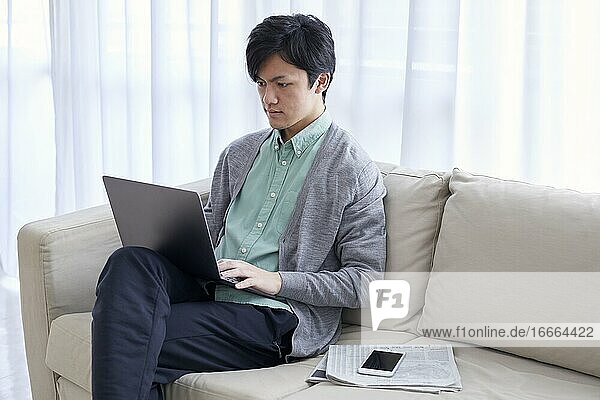 Japaner arbeitet von zu Hause aus