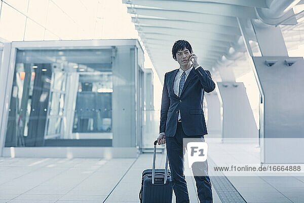Japanischer Geschäftsmann auf dem Flughafen