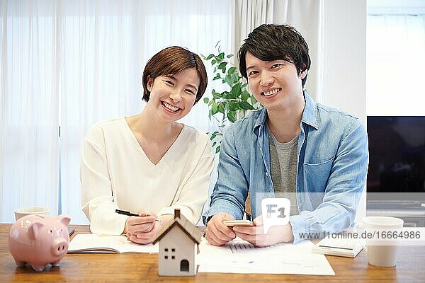 Japanisches Paar zu Hause