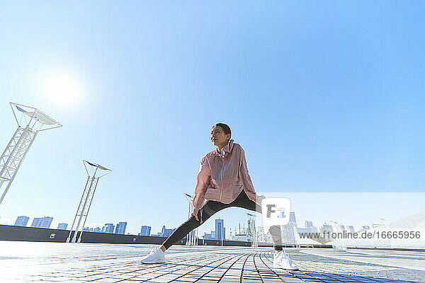 Junge japanische Frau beim Stretching in der Innenstadt von Tokio  Japan