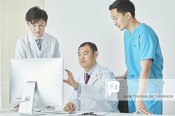 Japanische Ärzte im Studio