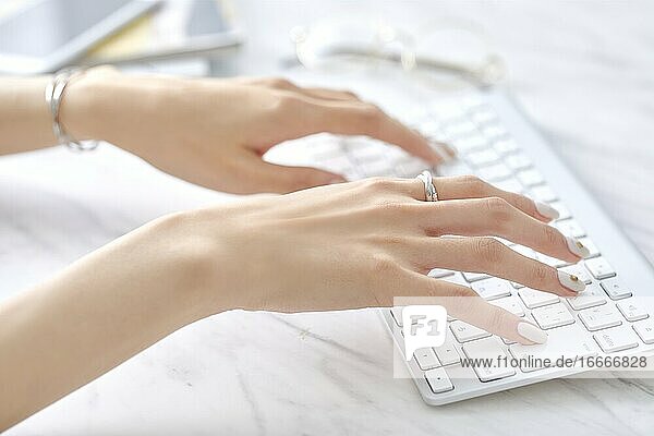 Frau arbeitet mit Tastatur