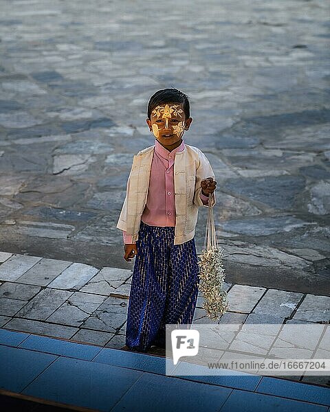 Kleiner Junge mit gelber Gesichtsbemalung  Sandelholz  in der Kuthodaw-Pagode  Mandalay  Myanmar  Asien