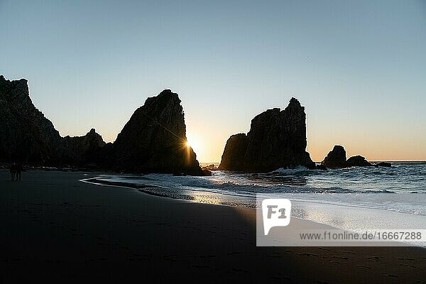 Markige Felsen beim Praia da Ursa Strand zum Sonnenuntergang  Ulgueira  Portugal  Europa