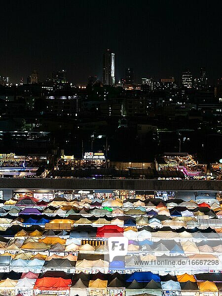 Bunte Zeltdächer von einem Nachtmarkt in Bangkok  Ratchada Train Market  Thailand  Asien