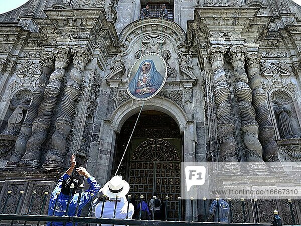Ein Marienbild wird an der Fassade befestigt  Jesuitenkirche Iglesia de la Compañía de Jesús  Quito  Provinz Pichincha  Ecuador  Südamerika