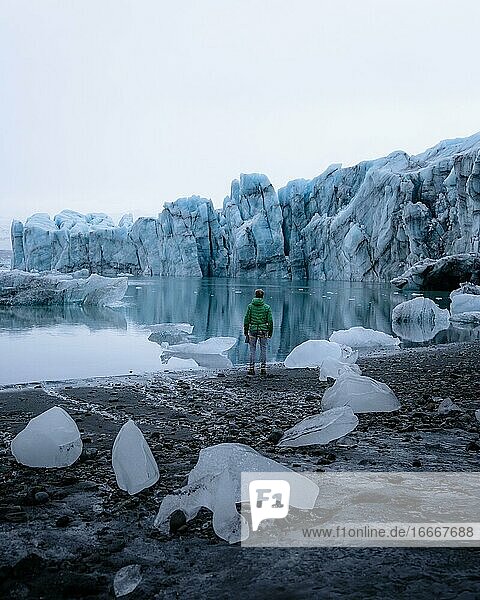 Person steht vor einer Gletscherlagune  Vatnajökull Gletscher  Island  Europa