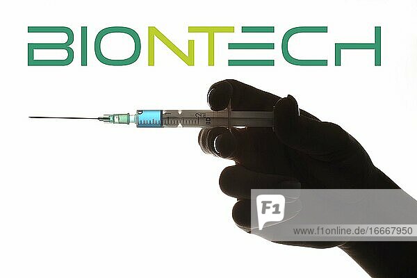 Symbol image Corona vaccine from BIONTECH hand with syringe corona crisis Baden-Württemberg Germany Europe