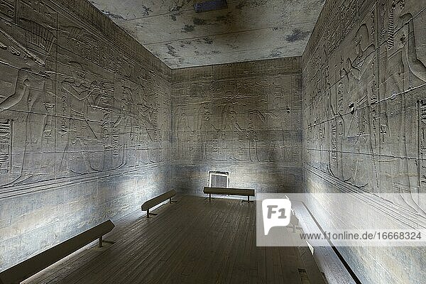 Reliefs im inneren Heiligtum  Philae-Tempel  Assuan  Ägypten  Afrika