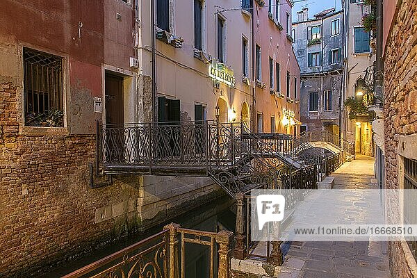 Kleine Gasse mit Kanal in der Abenddämmerung  Stadtteil Castello  Venedig  Italien  Europa