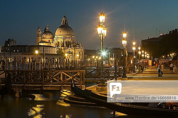 Ufer am Markusplatz mit Kirche Santa Maria della Salute bei Nacht  Markusplatz  Venedig  Italien  Europa