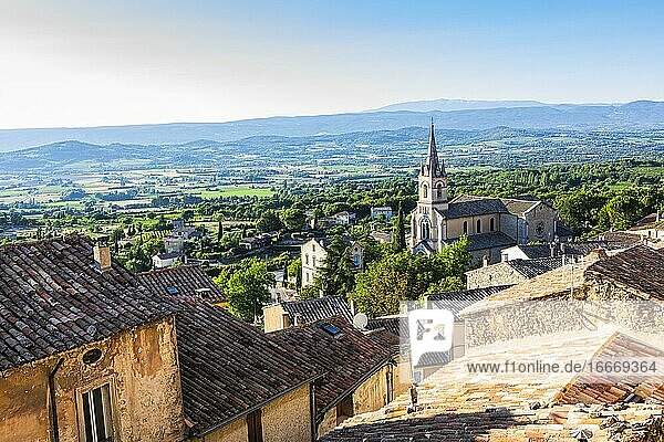 Alte Häuser von Bonnieux  dahinter die Kirche Elise neuve  Panoramablick in das Tal von Abt  Luberon  Provence  Frankreich  Europa